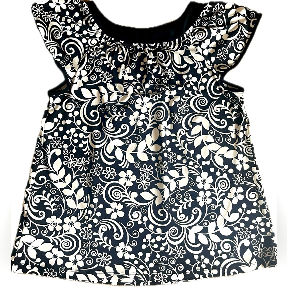 Apt 9 black and white floral flutter sleeve blouse. Excellent condition. Size SP - Picture 3 of 8